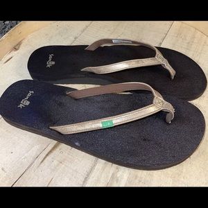SANUK flip flops gold/champagne color size 9